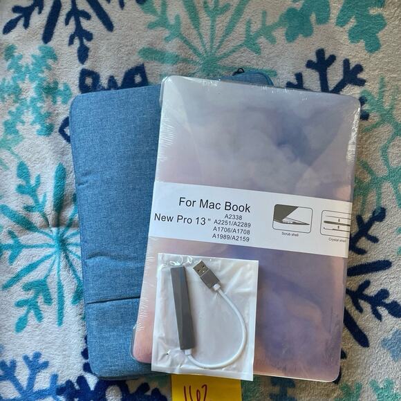 MacBook New Pro 13” shell and blue soft case - Picture 6 of 6